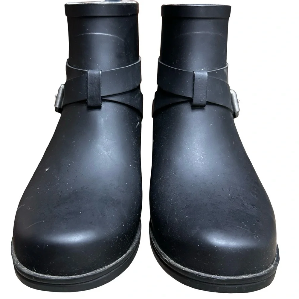 Lucky Brand Rindah Black Belted Rubber Rain Boots Size 9 Pull On Ankle Heel